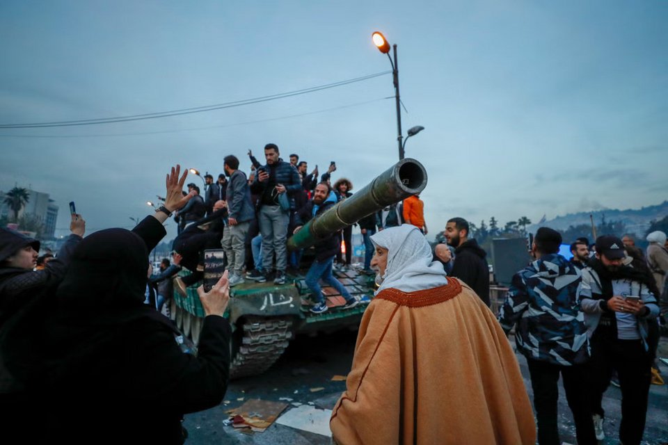 Μαχητές της αντιπολίτευσης έγιναν δεκτοί με πανηγυρισμούς στη Δαμασκό με την πτώση του Άσαντ