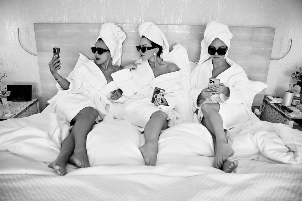 Η Λόρεν Σάντσεζ με τις φίλες της στο ξενοδοχείο