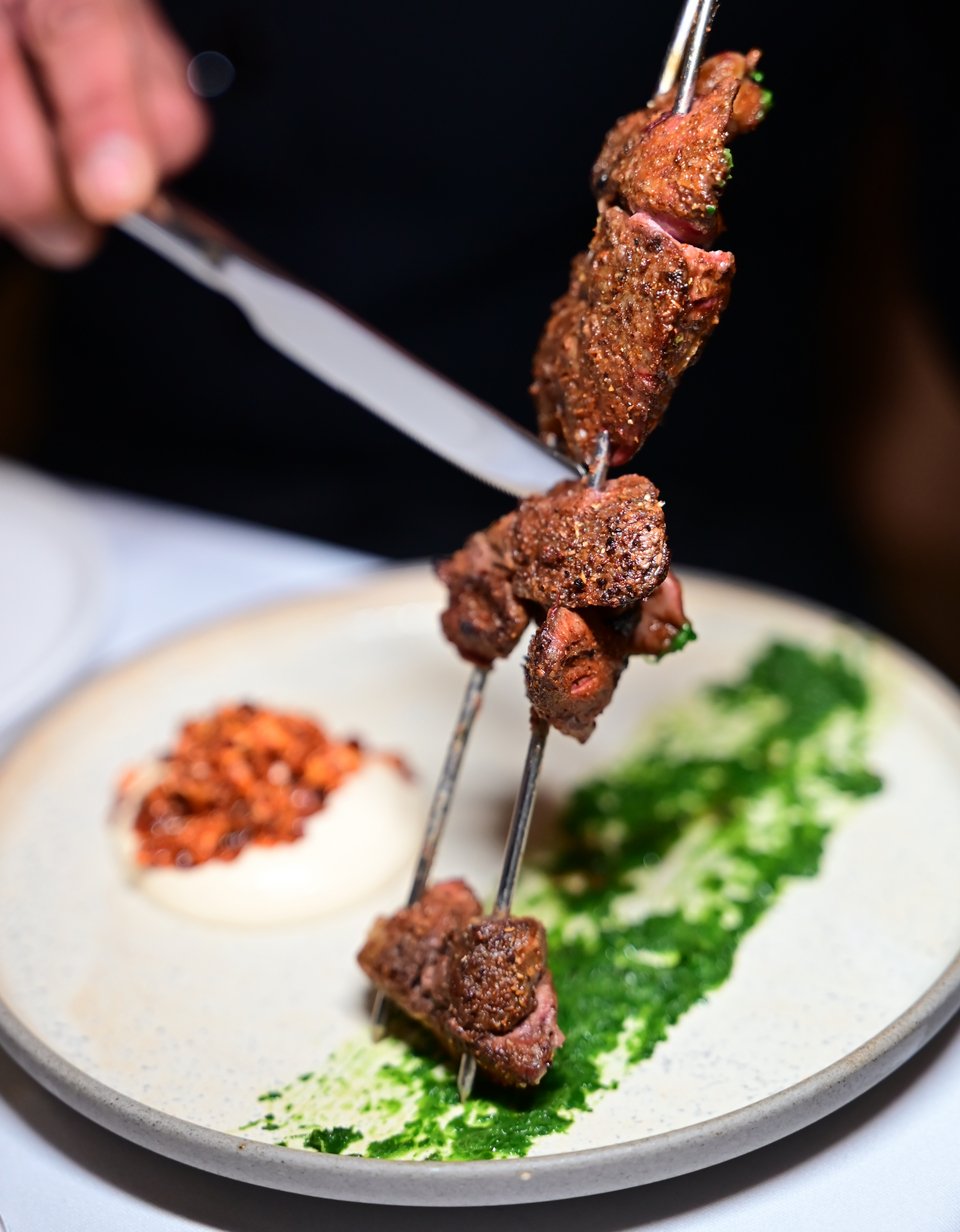  Συκώτι Κοτόπουλου με πουρέ από χόρτα-μαϊντανό και καυτερή μαγιονέζα / Φωτογραφία: Via Maris 