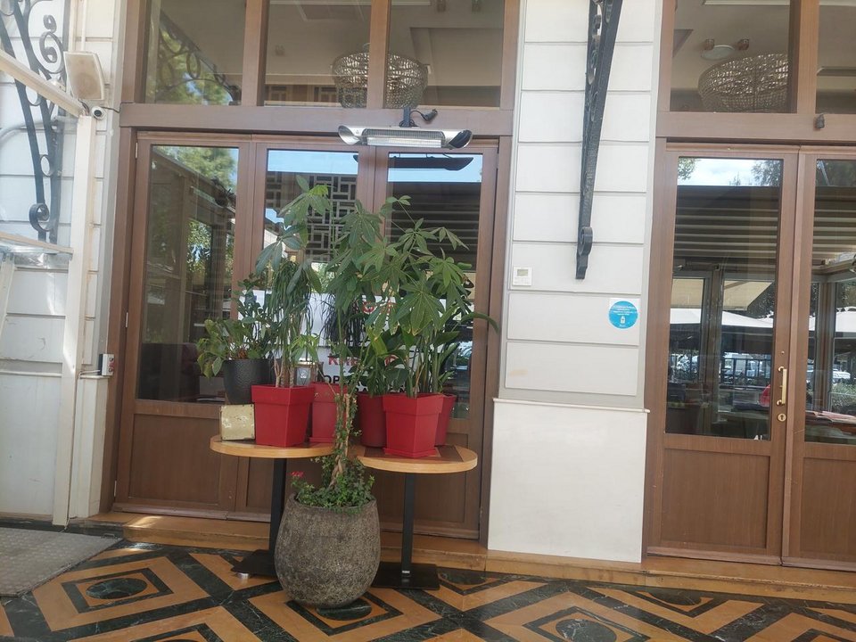 Οι γλάστρες που τοποθετήθηκαν μπροστά στην σήμανση του κλεισίματος λόγω φοροδιαφυγής / Εικόνα: ΑΠΕ-ΜΠΕ