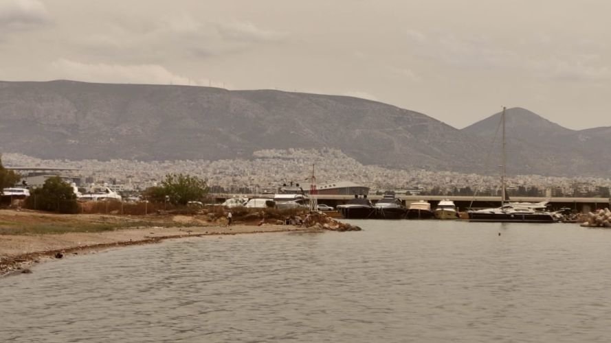 Η αφρικανική σκόνη «πνίγει» το Φάληρο Αττικής / iefimerida.gr