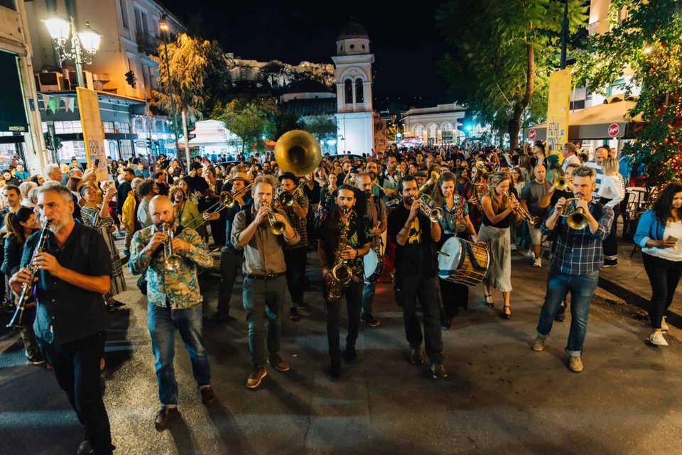 Η Αγία Φανφάρα ξεκινά την πατινάδα της από την Πλατεία Μοναστηρακίου, διασχίζει την οδό Αδριανού και καταλήγει στην Πλατεία Θησέως για να μας χαρίσει ένα αξέχαστο μουσικό ξεφάντωμα. Μαζί της, η Dj Spery απογειώνει τη βραδιά με την Balkan δισκοθήκη της