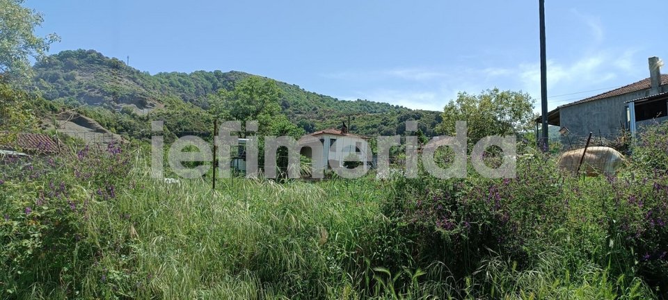 Το σπίτι στο οποίο διέμεναν ο ηλικιωμένος με τον γιο του που τον δολοφόνησε: