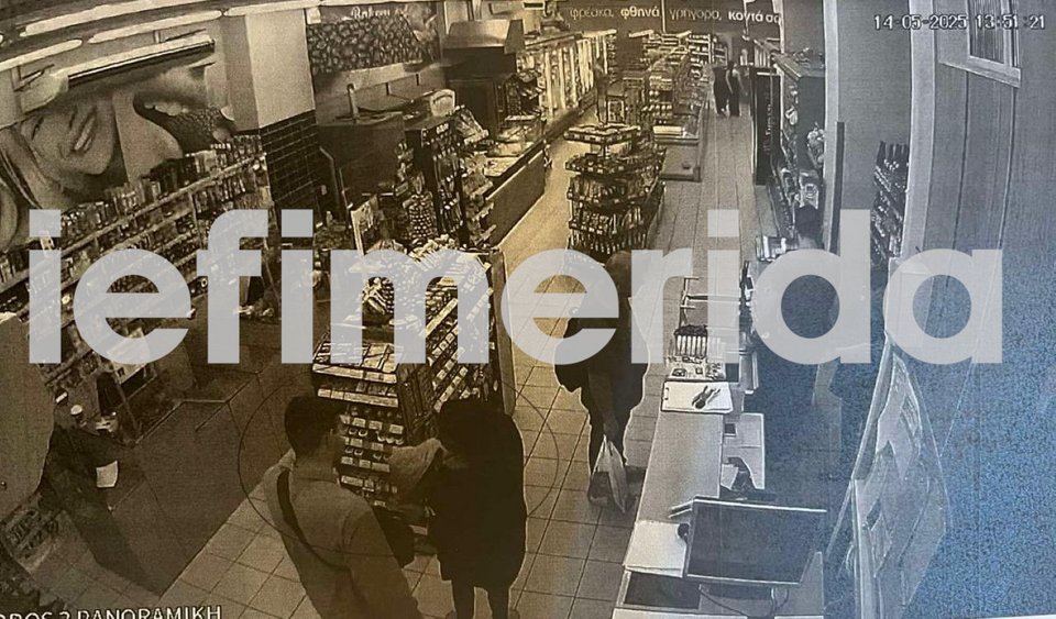 Η γιαγιά κρατάει το βρέφος και μιλάει με τον άνδρα μέσα στο σούπερ μάρκετ