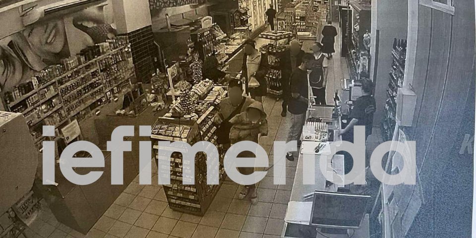 Ο άνδρας φεύγει από το σούπερ μάρκετ, με το βρέφος στην αγκαλιά του