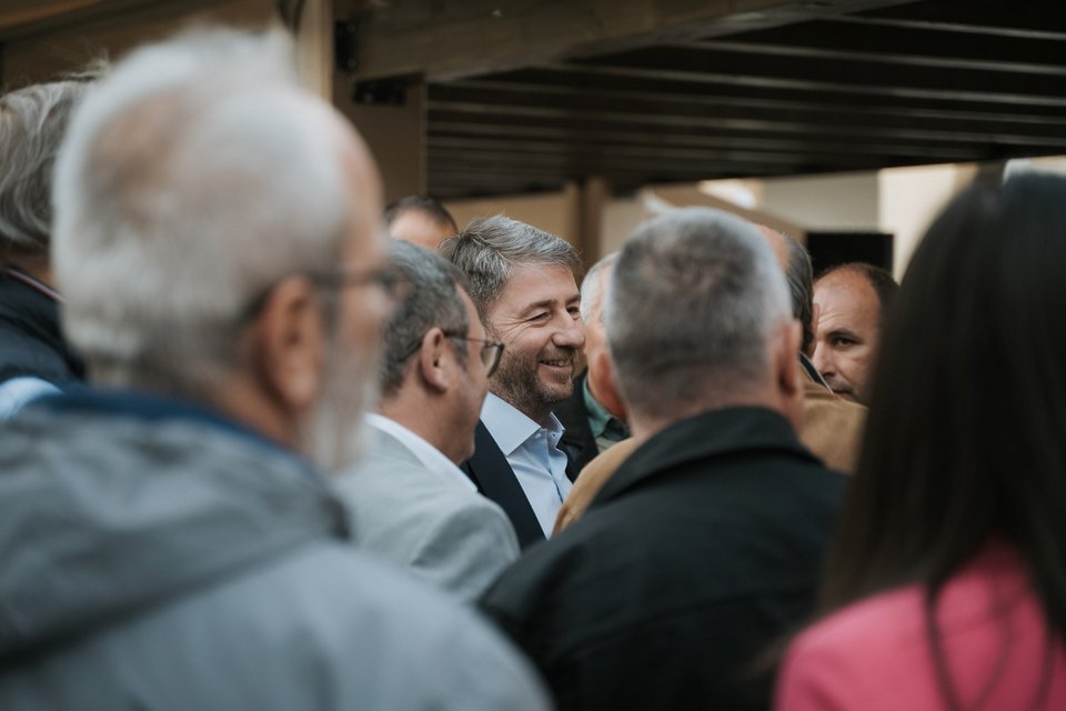 Ο πρόεδρος του ΠΑΣΟΚ Νίκος Ανδρουλάκης στη Δεσκάτη Γρεβενών συνομιλεί με πολίτες
