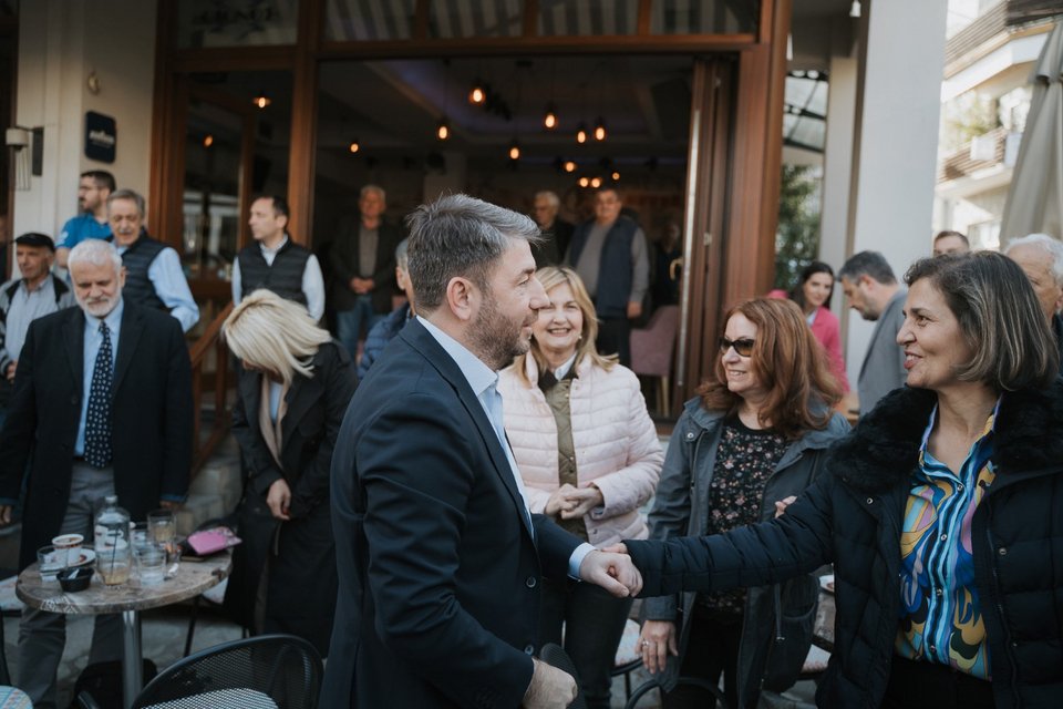 Ο πρόεδρος του ΠΑΣΟΚ Νίκος Ανδρουλάκης στη Δεσκάτη Γρεβενών συνομιλεί με πολίτες