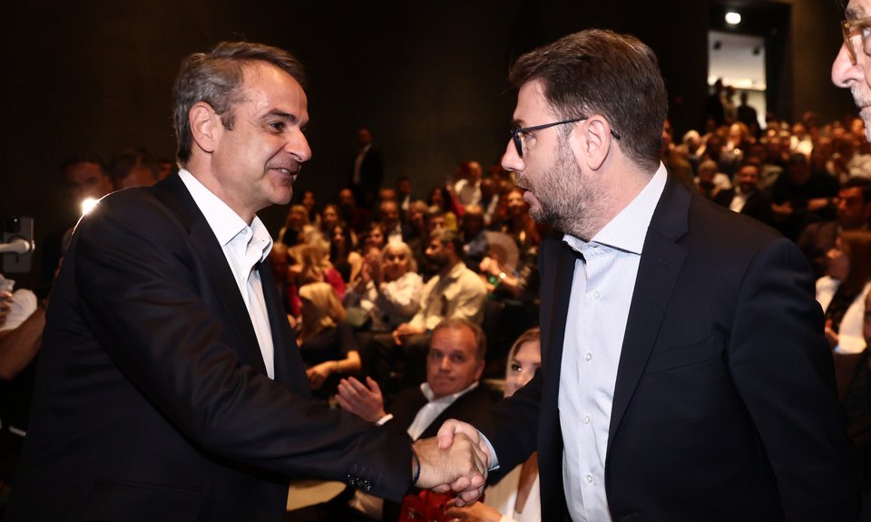 Χειραψία Μητσοτάκη-Ανδρουλάκη