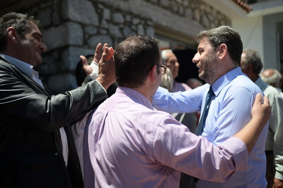 Πολίτες χαιρετούν τον πρόεδρο του ΠΑΣΟΚ