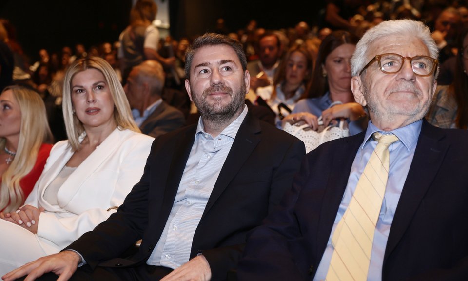 Ο πρόεδρος του ΠΑΣΟΚ Νίκος Ανδρουλάκης και αριστερά η βουλευτής του Κινήματος, Ράνια Θρασκιά