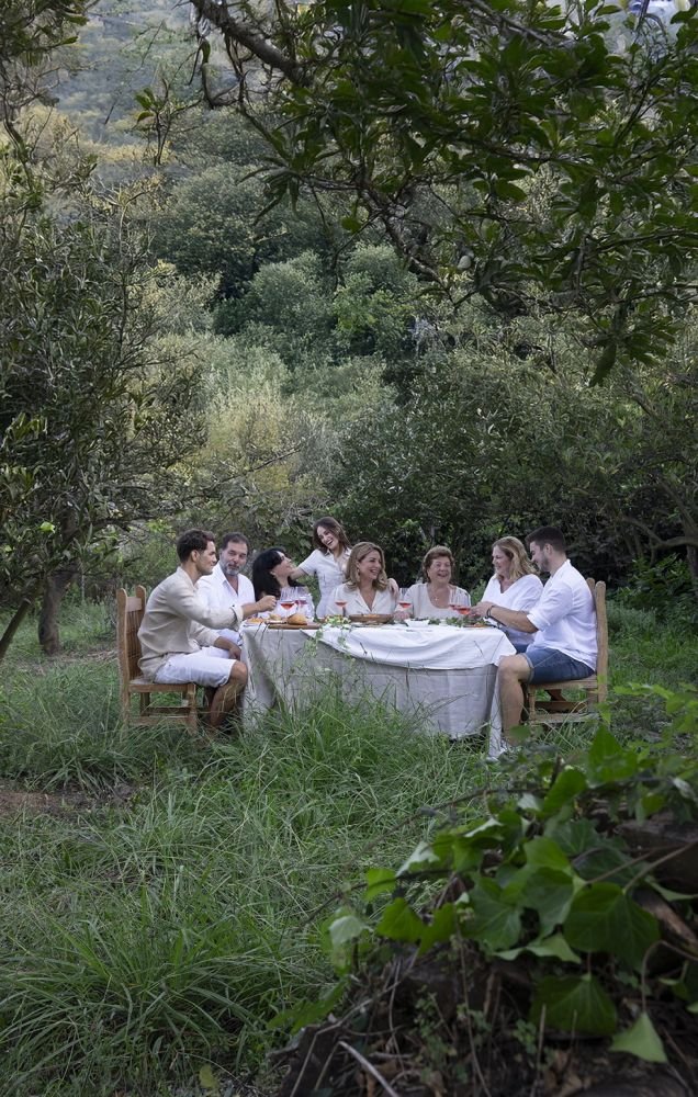 Η Κερκυραϊκή γη προσφέρει τις πρώτες ύλες, η οικογένεια, τις μνήμες των κοινών γευμάτων γύρω από το τραπέζι, οι φίλοι, τη θαλπωρή και τη συντροφικότητα