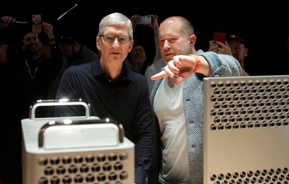 O Τζόνι Άιβ και ο Τιμ Κουκ της Apple