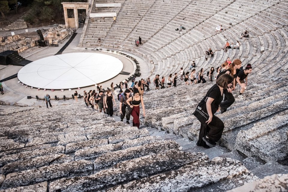 Το εντατικό πρόγραμμα του εργαστηρίου περιλαμβάνει ομιλίες, συζητήσεις με καλλιτέχνες/ιδες, masterclasses και δράσεις, όπως ξενάγηση στον αρχαιολογικό χώρο της Επιδαύρου