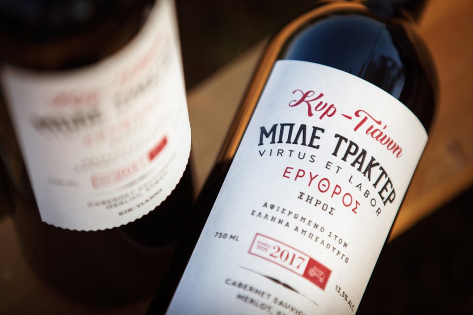 Η φιάλη του κρασιού είναι μια από τις πιο ενεργοβόρες παραμέτρους σε επίπεδο εκπομπών CO2 στην οινοποιία. Το Μπλε Τρακτέρ μείωσε κατά 90 γραμμάρια το βάρος της φιάλης του.