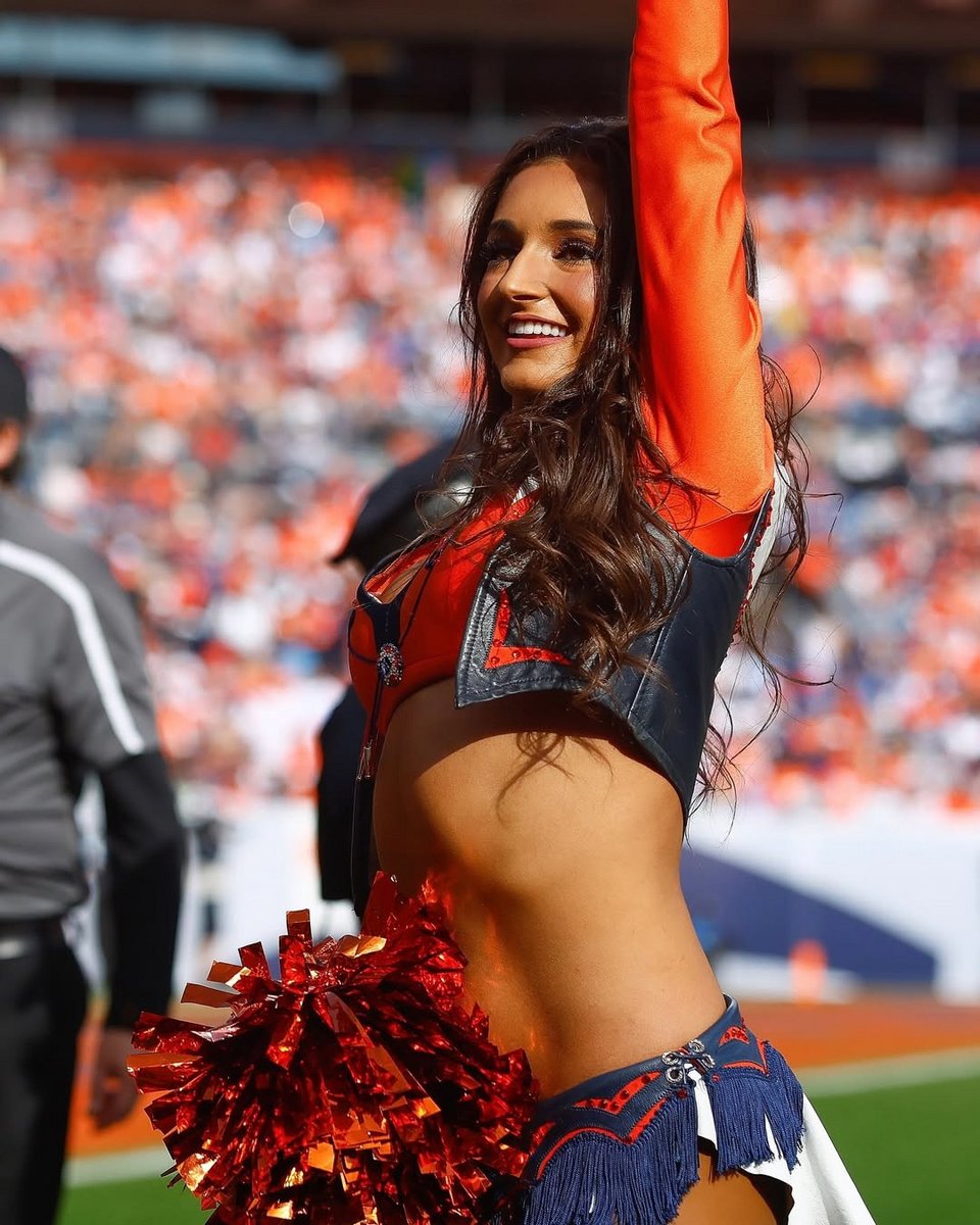 Η Αθηνά είναι cheerleader για τους Denver Broncos