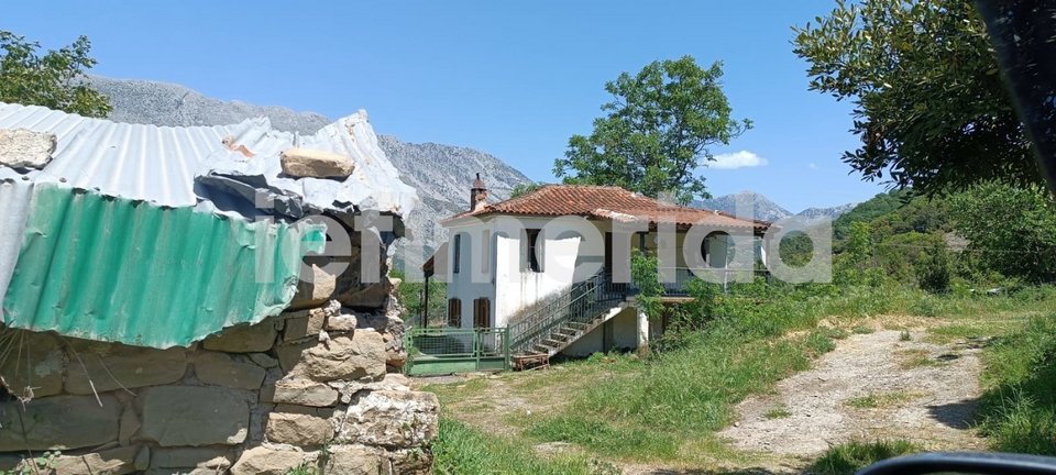 Το σπίτι στο οποίο διέμεναν ο ηλικιωμένος με τον γιο του που τον δολοφόνησε: