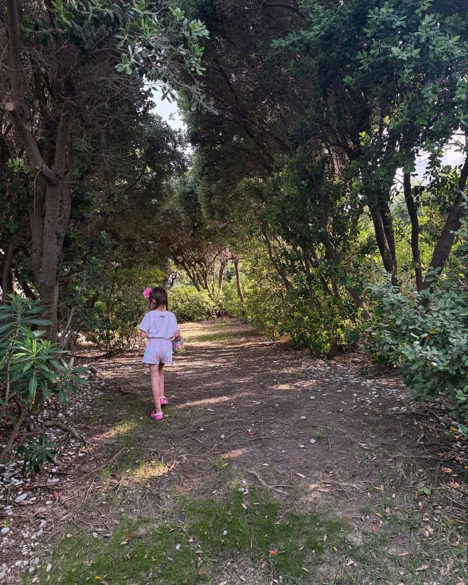 Η κόρη της Δούκισσας Νομικού έκανε μία βόλτα στη φύση μαζί με τη μητέρα της