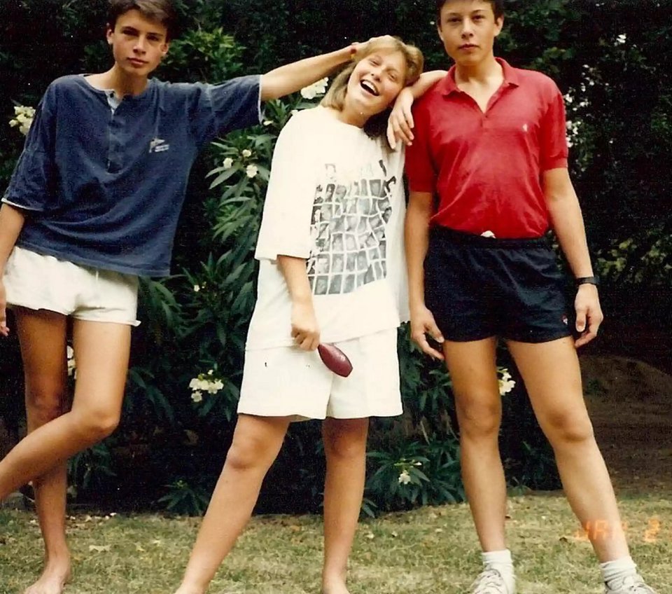 Ο Elon Musk με τα αδέλφια του, Kimbal Musk και Tosca Musk