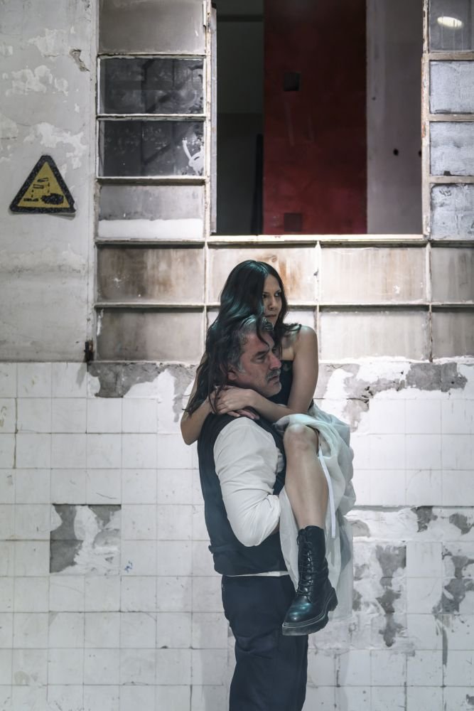 Η θεατρική ομάδα Cartel παρουσιάζει την παράσταση Οι έμποροι της Βενετίας, εμπνευσμένη από το έργο του Σαίξπηρ σε διασκευή και σκηνοθεσία του Τσέζαρις Γκραουζίνις
