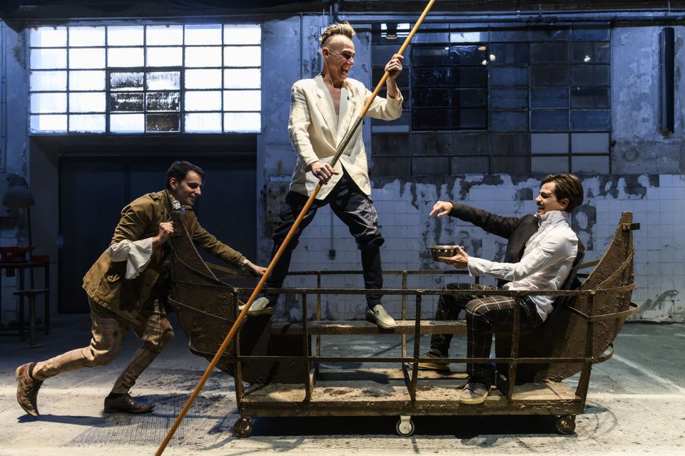 Ο πολυσύνθετος κόσμος του Αντόνιο, του Μπασίανο, της Πόρσια, του Σάιλοκ και των υπόλοιπων σαιξπηρικών ηρώων τοποθετείται σε μια Βενετία μεταβιομηχανική και δυστοπική