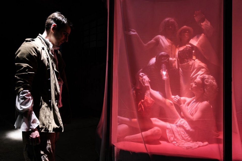 Παίζουν: Βασίλης Μπισμπίκης, Έρρικα Μπίγιου, Στέλιος Τυριακίδης, Αλέξανδρος Κουκιάς, Γιάννης Κατσιμίχας, Ελένη Γεωργακοπούλου, Αλέξανδρος Τσίτσος, Γιανμάζ Ερντάλ (Βεισέλ), Γιώργος Σιδέρης