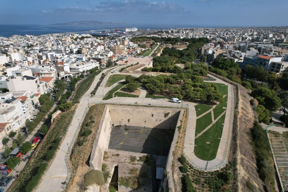 Στη Προγραμματική Σύμβαση περιλαμβάνονται συνολικά 34 αντικείμενα, από τα οποία τα 23 αφορούν μελέτες, υπηρεσίες και προμήθειες και τα 11 έργα