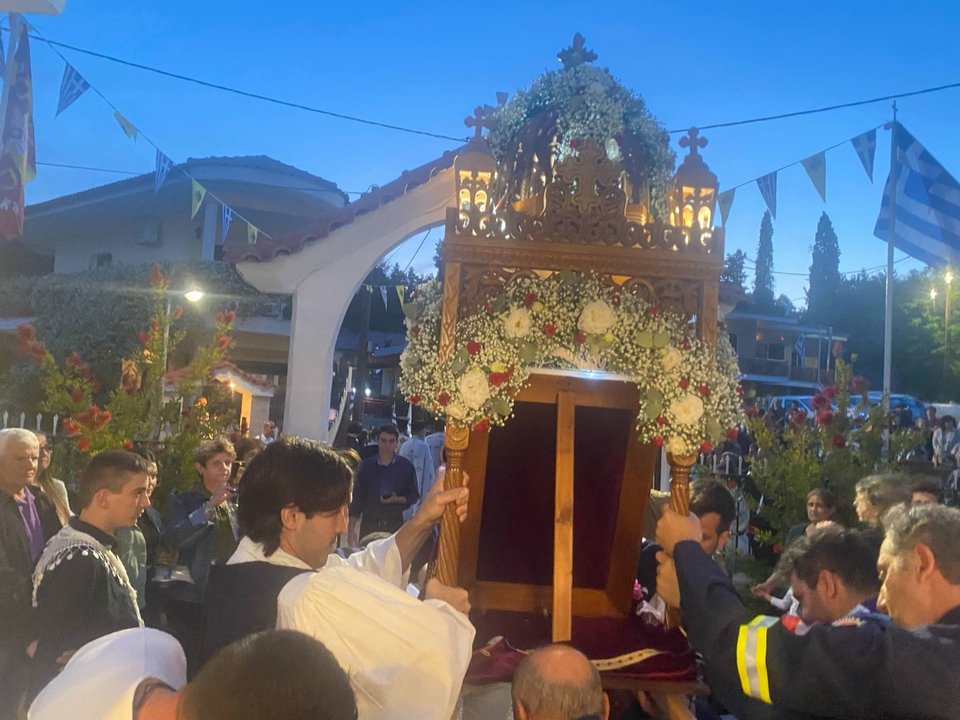 Περιφορά εικόνας στο Προκόπι Ευβοίας για να σταματήσουν οι σεισμοί / Φωτογραφία: evima