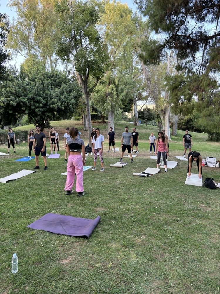 Στα Fitness Sessions, η άσκηση γίνεται διασκέδαση μέσα από μαθήματα γιόγκα, πιλάτες και αεροβικής από ομάδες επαγγελματιών γυμναστών