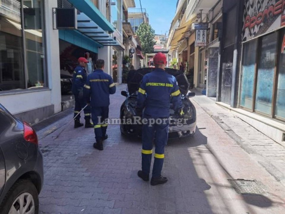Πυροσβέστες έσπευσαν στο κέντρο της Λαμίας για να εντοπίσουν το φίδι, αλλά οι προσπάθειές τους έπεσαν στο κενό