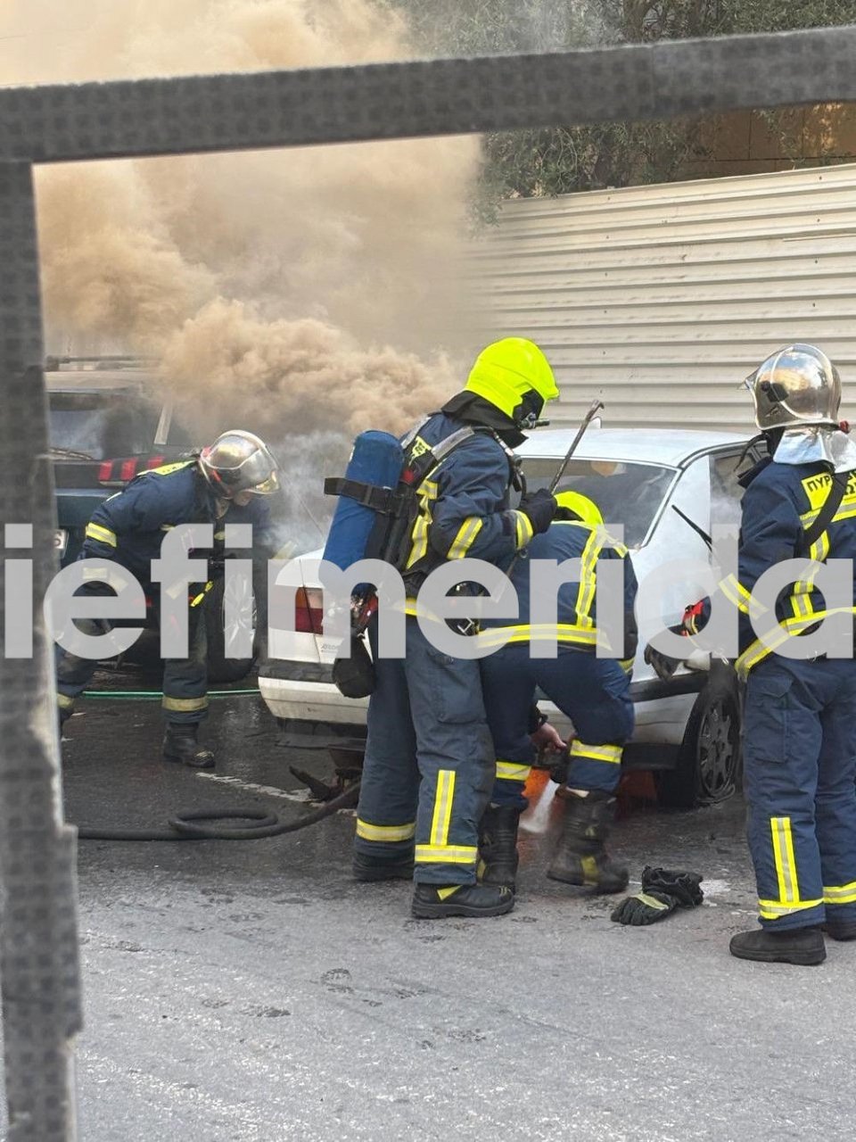 Άμεση ήταν η κινητοποίηση της Πυροσβεστικής για να σβήσει τη φωτιά στο αυτοκίνητο