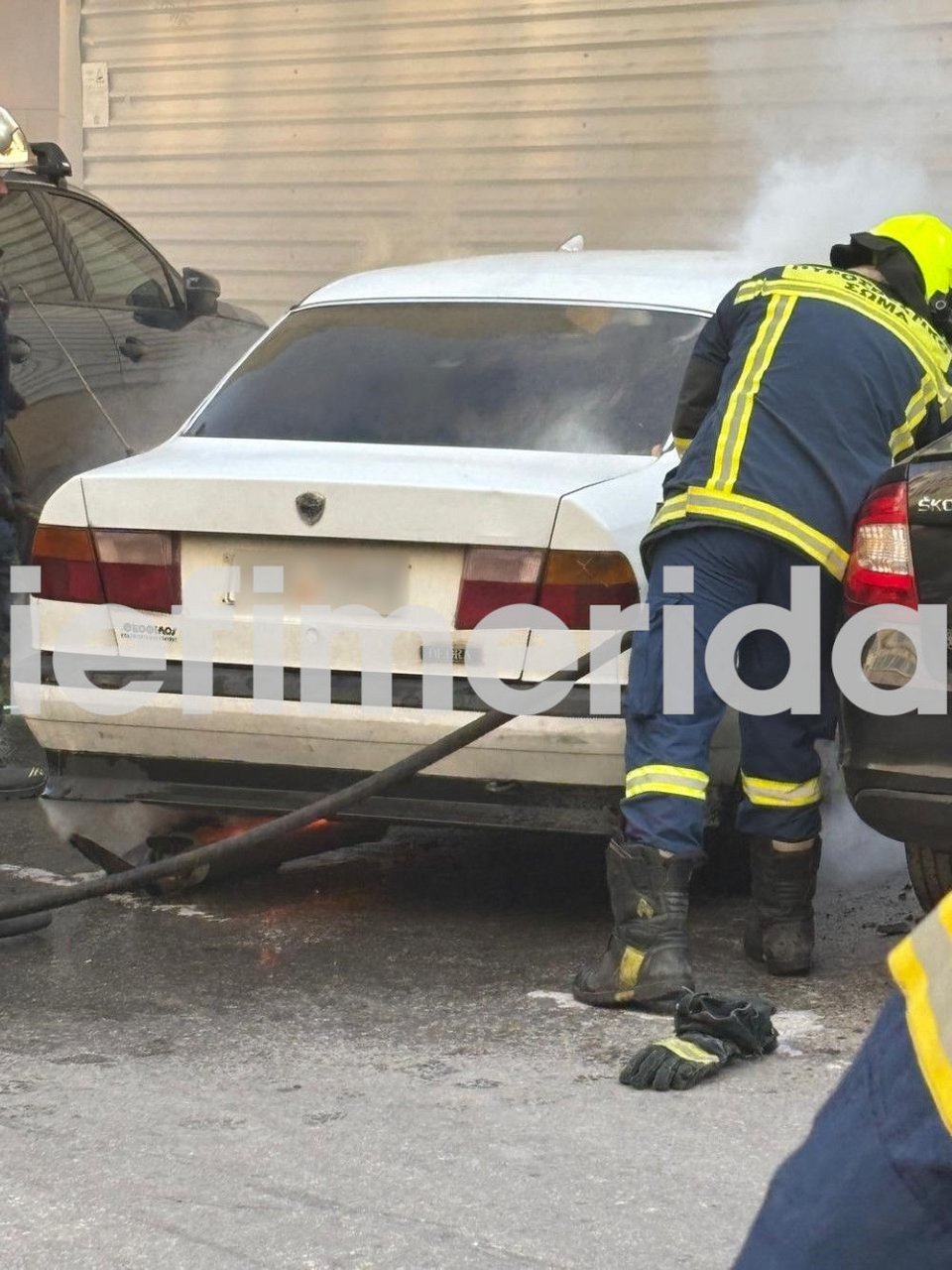 Πυροσβέστης προσπαθεί να σβήσει τη φωτιά