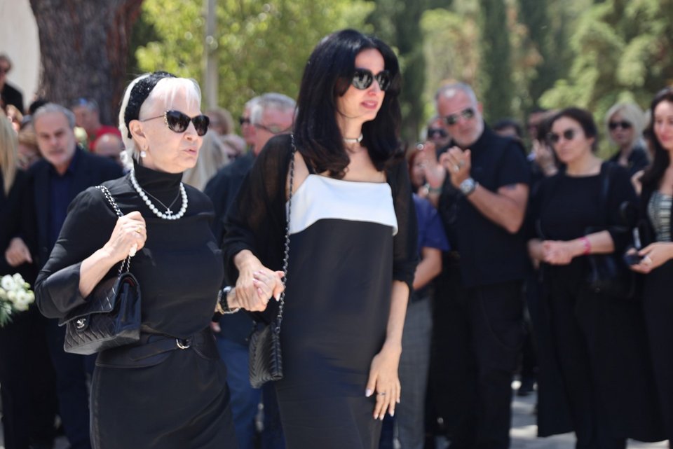 Η χήρα του Δημήτρη Σούρα, στο πλευρό της Έλενας Σαγανά