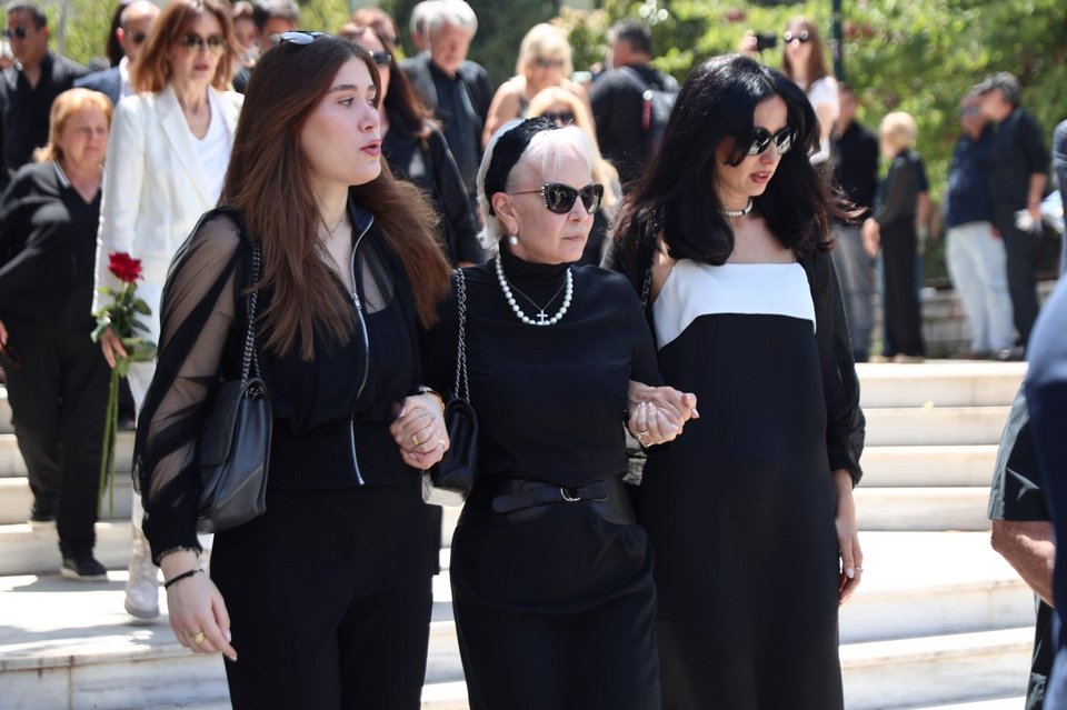 Η κόρη και η χήρα του Δημήτρη Σούρα, μαζί με την τελευταία σύντροφο του Νίκου Γαλανού