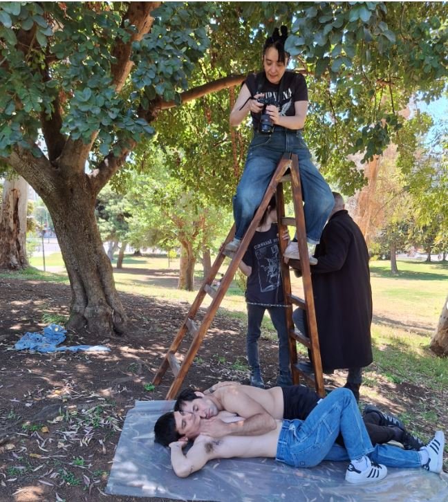  To παρασκήνιο της φωτογράφισης, Η Γκέλυ Καλαμπάκα φωτογραφίζει πάνω στην σκάλα -που στηρίζει ο Χρήστος Λούλης, τους Γιώργο Ζυγούρη αι Νικολάκης Ζεγκίνογλου 