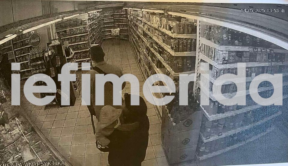 Η γιαγιά ακολουθεί τον άνδρα, κρατώντας στην αγκαλιά της το μωρό