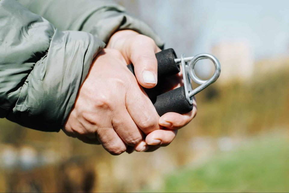 Κατά τη δοκιμή της δύναμης της λαβής [grip strength] σε κλινικές δοκιμές, οι επιστήμονες χρησιμοποιούν συνήθως ένα δυναμόμετρο χεριού / SHUTTERSTOCK