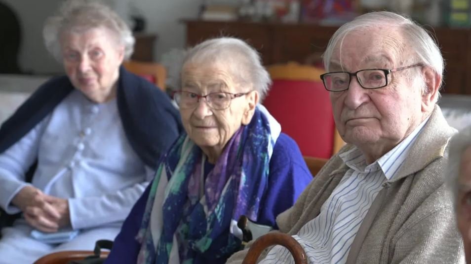 Η Μονίκ και ο Πιέρ ζουν σε σπίτι κοινής διαμονής για ηλικιωμένους στη νοτιοδυτική Γαλλία