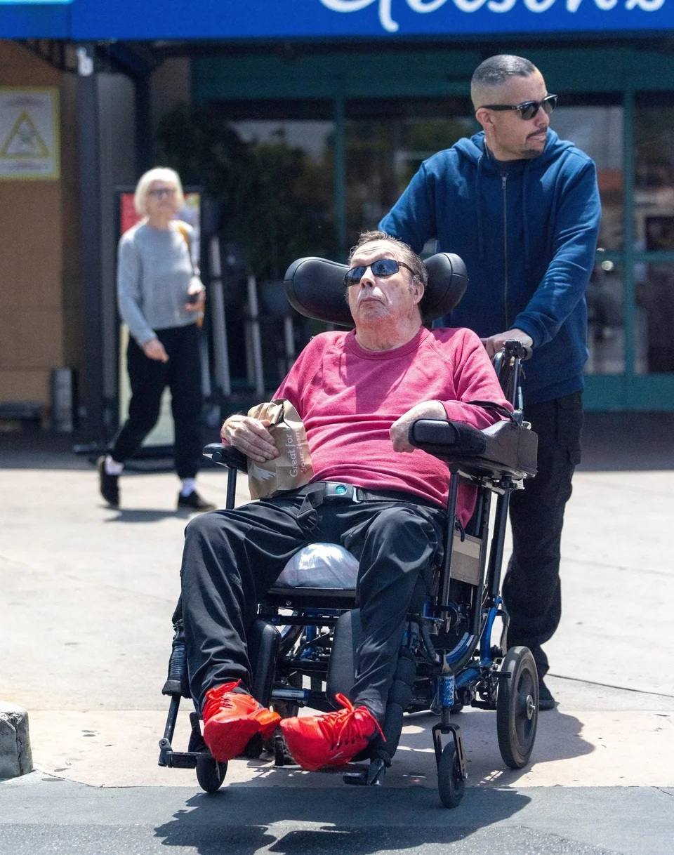 Ο ηθοποιός Τιμ Κάρι σε αναπηρικό καροτσάκι/Φωτογραφία:Diggzy/Jesal / BACKGRID / Backgrid USA / Profimedia 