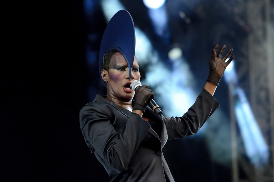 Η εκρηκτική Grace Jones, fashion icon, performer και πρωτοπόρος της avant-garde αισθητικής