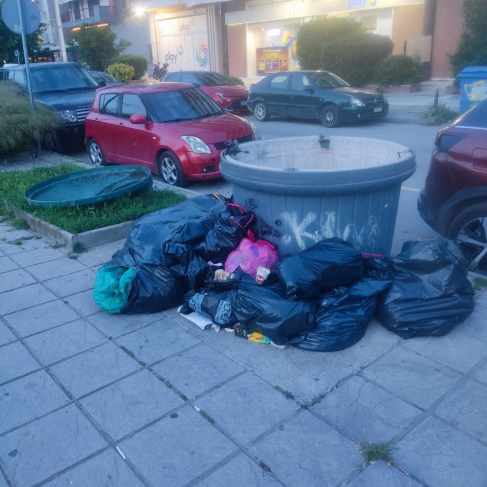 Μήνυση κατά αγνώστων για βανδαλισμό υπόγειου κάδου στην Καλαμαριά