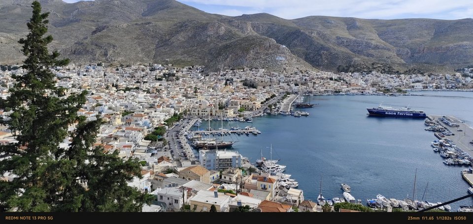 Η τουριστική περίοδος στο μεγαλύτερο μέρος της χώρας ξεκινά το Πάσχα και τελειώνει με τα πρώτα κρύα του φθινοπώρου ωστόσο στην Κάλυμνο τα πράγματα είναι διαφορετικά