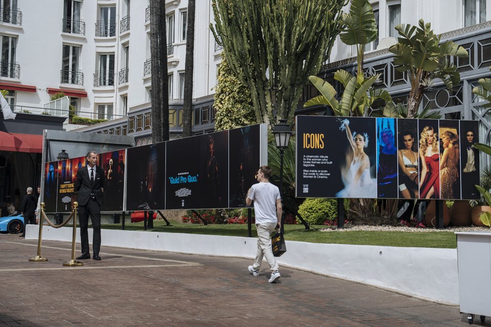 Με μια παρέλαση από σταρ, με πρώτο τον Ρόμπερτ Ντε Νίρο, το κινηματογραφικό Φεστιβάλ των Καννών αρχίζει σήμερα αλλά και πολιτικές τοποθετήσεις