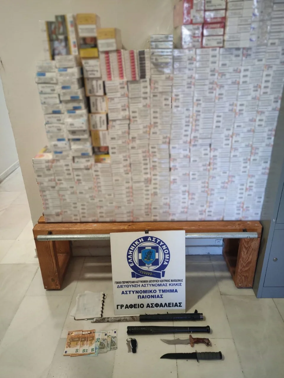 Λαθραία τσιγάρα, όπλα και χρήματα κατασχέθηκαν από άνδρες του ΑΤ Παιονίας