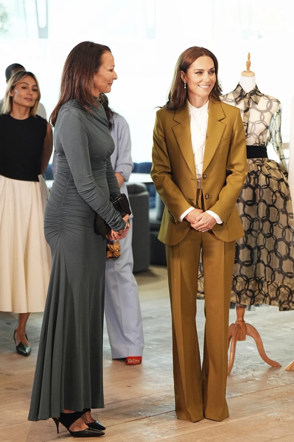 Η Κέιτ Μίντλετον με κοστούμι Victoria Beckham