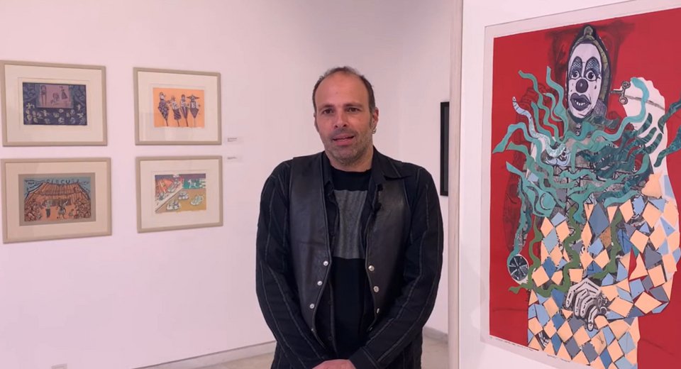 Ο Χριστόφορος Κατσαδιώτης μοιράζει το χρόνο του ανάμεσα στο Παρίσι και την Αθήνα, προετοιμάζει στη Γαλλία τις χαρακτικές του μήτρες και τις τυπώνει, χειρωνακτικά, στο αθηναϊκό του ατελιέ