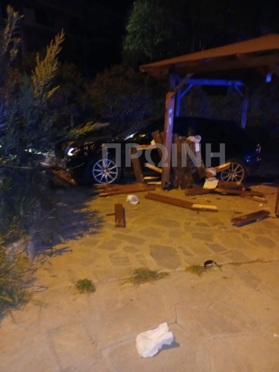 Ο 20χρονος οδηγός έπεσε με αυξημένη ταχύτητα πάνω στο κιόσκι όπου βρισκόταν η παρέα των τεσσάρων παιδιών