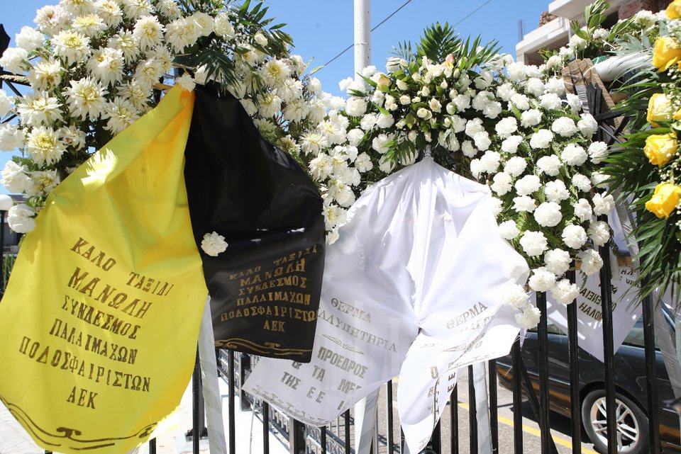 Στεφάνι από τους παλαίμαχους ποδοσφαιριστές της ΑΕΚ