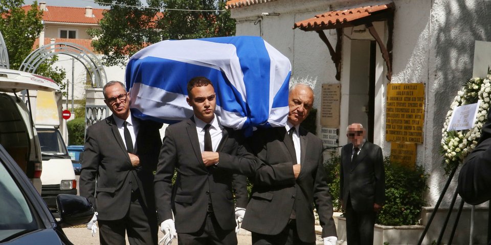 Τυλιγμένο με την ελληνική σημαία το φέρετρο / Φωτογραφία: NDP PHOTOS
