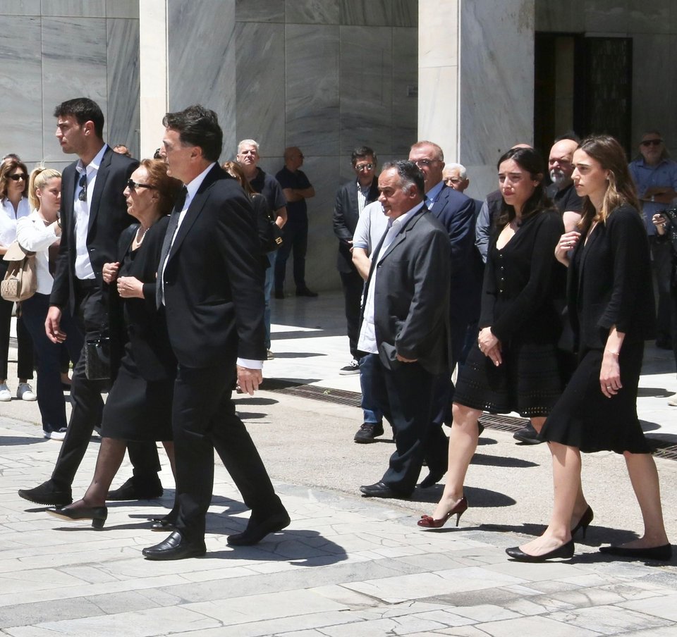 Μπροστά η σύζυγος του Χρ. Ροκόφυλλου υποβασταζόμενη από τον γιο της Κωνσταντή και τον εγγονό της Πάνο