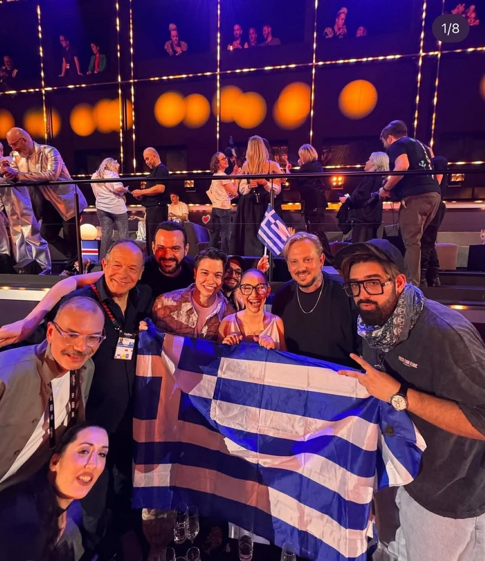 Η Κλαυδία με την ομάδα της ελληνικής αποστολής στη Eurovision 2025